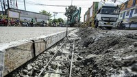 Jalan diperbaiki dengan cara dibeton ulang.
