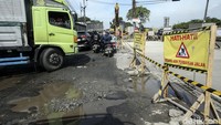 Jalan diperbaiki karena sudah bergelombang dan membahayakan pengendara yang melintas.