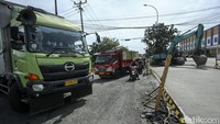 Alat berat disiapkan untuk mempercepat perbaikan jalan.