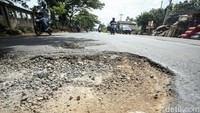 Meski tengah diperbaiki masih nampak beberapa titik jalan yang memiliki lubang dan berpotensi membahayakan pengendara.