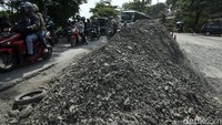 Lubang maupun jalan rusak menjadi ancaman pemudik, terlebih banyak pemudik yang menggunakan motor melaju pada malam hari.