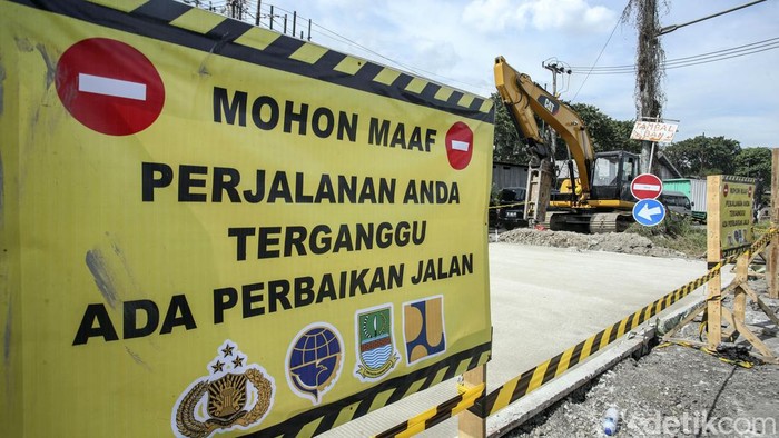 Kendaraan melintas di jalan Inspeksi Kalimalang, Cikarang, Jumat (14/3/2023). Jelang hari raya Idul Fitri jalur mudik tersebut tengah diperbaiki.