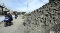 Kendaraan melintas di Jalan Inspeksi Kalimalang, Cikarang, Jawa Barat, Jumat (14/3/2023).