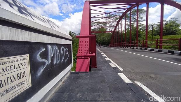 Jembatan Biru yang berada di wilayah Kecamatan Bandongan, Kabupaten Magelang.