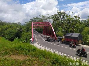 Cerita di Balik Jembatan Biru Bercat Merah di Bandongan Magelang
