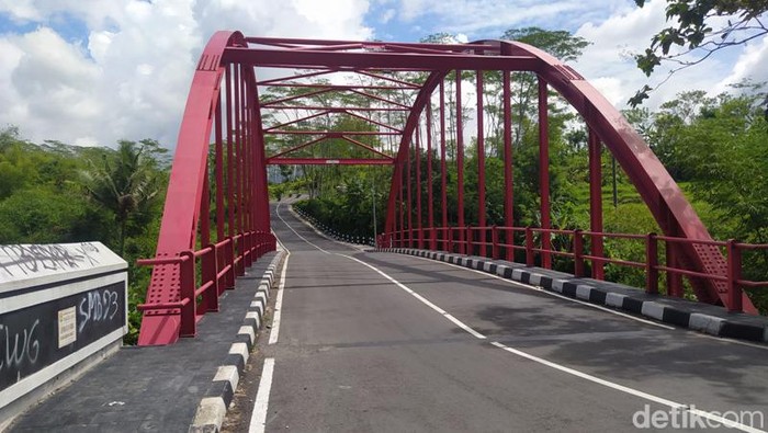 Jembatan Biru yang berada di wilayah Kecamatan Bandongan, Kabupaten Magelang.