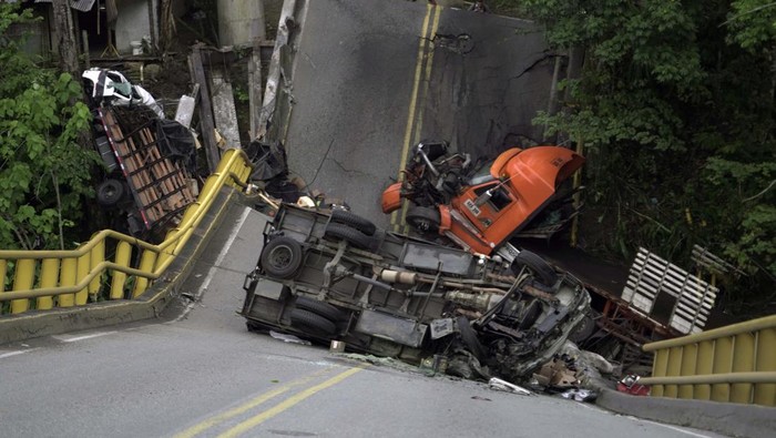Jembatan di Kolombia Runtuh QUINDIO, COLOMBIA - APRIL 13: A view of a collapsed bridge across the La Vieja River connecting the departments of Valle del Cauca and Quindio in Colombia killed 2 people and injured 15 in Quindio, Colombia on April 13, 2023. (Photo by Alexis Munera/Anadolu Agency via Getty Images)