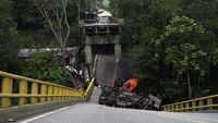 Penampakan jembatan runtuh di Valle del Cauca, Kolombia, Kamis (13/4/2023).  