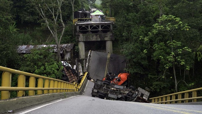 Jembatan di Kolombia Runtuh QUINDIO, COLOMBIA - APRIL 13: A view of a collapsed bridge across the La Vieja River connecting the departments of Valle del Cauca and Quindio in Colombia killed 2 people and injured 15 in Quindio, Colombia on April 13, 2023. (Photo by Alexis Munera/Anadolu Agency via Getty Images)