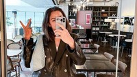 Jessica Iskandar sempat menutupi wajahnya saat foto usai menjalani operasi plastik di bagian hidung. Foto: Instagram Jessica Iskandar