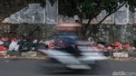 Jorok! Sampah Numpuk di Trotoar Tangsel Ini