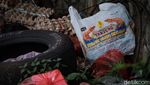 Jorok! Sampah Numpuk di Trotoar Tangsel Ini
