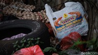 Tumpukan sampah membuat bau tidak sedap tercium.