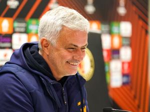 Respons Tak Terduga Mourinho soal Rumor Latih PSG