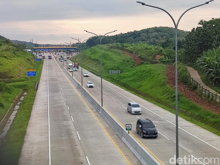 Jumlah kendaraan keluar Tol Kalikangkung Semarang mulai meningkat, Jumat (14/4/2023) sore.