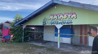 Kafe yang dirazia warga di Pesisir Selatan dipasang garis polisi. (Jeka Kampai/detikSumut)
