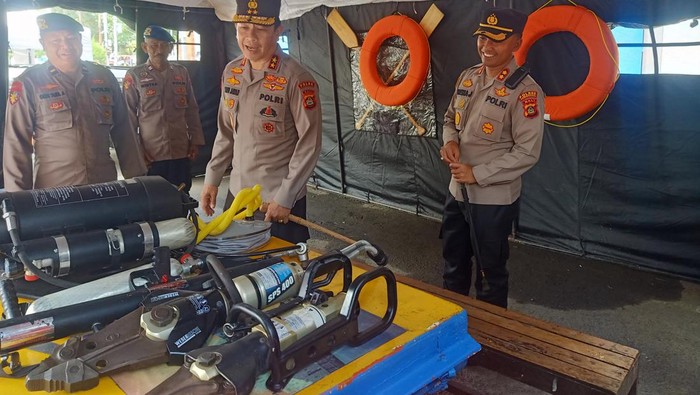 Kapolda Bali Irjen Pol Putu Jayan Danu Putra memantau posko SAR Gabungan di Pelabuhan Gilimanuk, Jumat (14/4/2023).