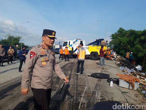 Kapolda Jateng Irjen Ahmad Luthfi meninjau evakuasi kecelakaan di Tol Boyolali, Jumat (14/4/2023).