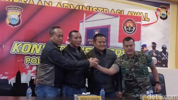 Kapolda Sulsel Irjen Irjen Setyo Boedi dan Pangdam Hasanuddin Mayjen TNI Totok Imam Santoso. Ihksan Bayu Aji Saputra/detikSulsel
