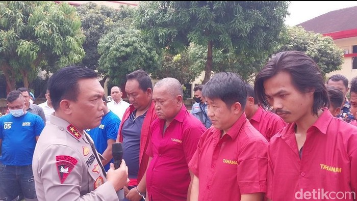 Kapolda Sumut Irjen Panca Putra Simanjuntak membentak para tersangka penyerang polisi saat menggerebek lapak judi di Deli Serdang.
