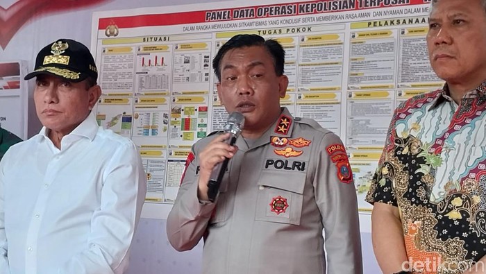 Kapolda Sumut, Irjen RZ Panca Putra Simanjuntak bersama Forkopimda usai rapat koordinasi kesiapan Idul Fitri 1444 H. Foto: Finta Rahyuni/detikSumut