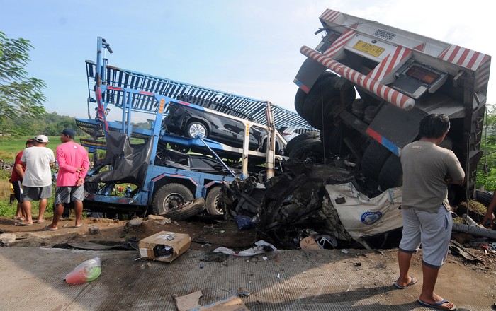 Petugas mengatur arus lalu lintas di sekitar lokasi terjadinya kecelakaan di Jalan Tol Semarang-Solo KM 487, Boyolali, Jawa Tengah, Jumat (14/4/2023). Berdasarkan data sementara Polda Jawa Tengah, kecelakaan yang melibatkan delapan kendaraan tersebut mengakibatkan enam orang meninggal dunia. ANTARA FOTO/Aloysius Jarot Nugroho/nym.