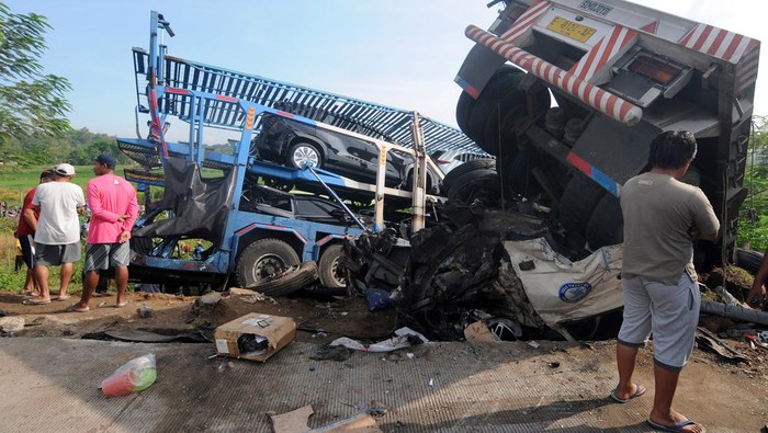 Petugas mengatur arus lalu lintas di sekitar lokasi terjadinya kecelakaan di Jalan Tol Semarang-Solo KM 487, Boyolali, Jawa Tengah, Jumat (14/4/2023). Berdasarkan data sementara Polda Jawa Tengah, kecelakaan yang melibatkan delapan kendaraan tersebut mengakibatkan enam orang meninggal dunia. ANTARA FOTO/Aloysius Jarot Nugroho/nym.