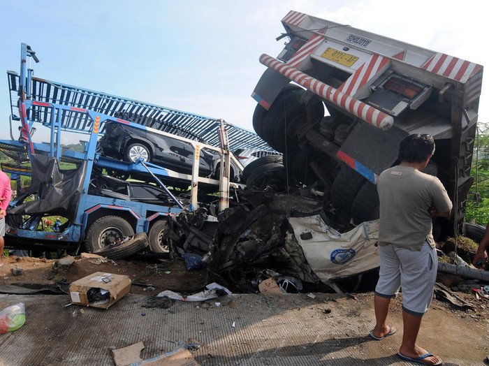 Petugas mengatur arus lalu lintas di sekitar lokasi terjadinya kecelakaan di Jalan Tol Semarang-Solo KM 487, Boyolali, Jawa Tengah, Jumat (14/4/2023). Berdasarkan data sementara Polda Jawa Tengah, kecelakaan yang melibatkan delapan kendaraan tersebut mengakibatkan enam orang meninggal dunia. ANTARA FOTO/Aloysius Jarot Nugroho/nym.