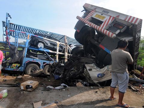 Petugas mengatur arus lalu lintas di sekitar lokasi terjadinya kecelakaan di Jalan Tol Semarang-Solo KM 487, Boyolali, Jawa Tengah, Jumat (14/4/2023). Berdasarkan data sementara Polda Jawa Tengah, kecelakaan yang melibatkan delapan kendaraan tersebut mengakibatkan enam orang meninggal dunia. ANTARA FOTO/Aloysius Jarot Nugroho/nym.