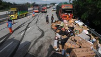 Penyebab kecelakaan diduga akibat salah satu truk mengalami rem blong.