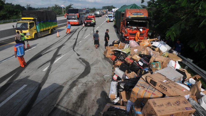 Petugas mengatur arus lalu lintas di sekitar lokasi terjadinya kecelakaan di Jalan Tol Semarang-Solo KM 487, Boyolali, Jawa Tengah, Jumat (14/4/2023). Berdasarkan data sementara Polda Jawa Tengah, kecelakaan yang melibatkan delapan kendaraan tersebut mengakibatkan enam orang meninggal dunia. ANTARA FOTO/Aloysius Jarot Nugroho/nym.