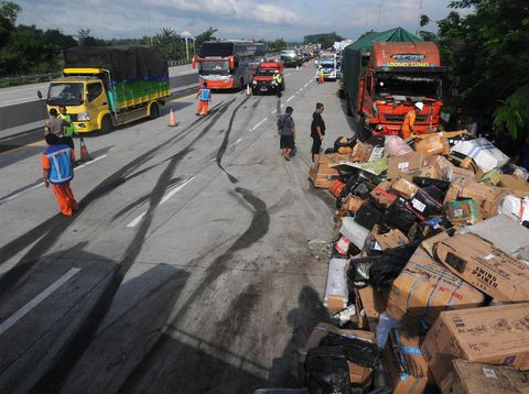 Petugas mengatur arus lalu lintas di sekitar lokasi terjadinya kecelakaan di Jalan Tol Semarang-Solo KM 487, Boyolali, Jawa Tengah, Jumat (14/4/2023). Berdasarkan data sementara Polda Jawa Tengah, kecelakaan yang melibatkan delapan kendaraan tersebut mengakibatkan enam orang meninggal dunia. ANTARA FOTO/Aloysius Jarot Nugroho/nym.