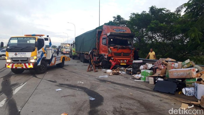 Kecelakaan beruntun di Tol Semarang-Solo, Km 487+600 Boyolali, Jumat (14/4/2023).