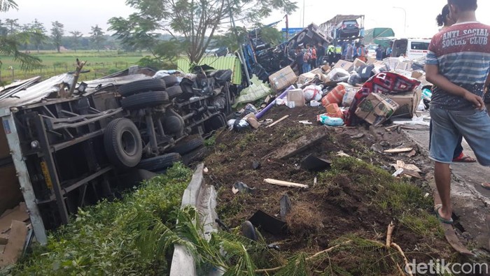 Kecelakaan beruntun di Tol Semarang-Solo, Km 487+600 Boyolali, Jumat (14/4/2023).