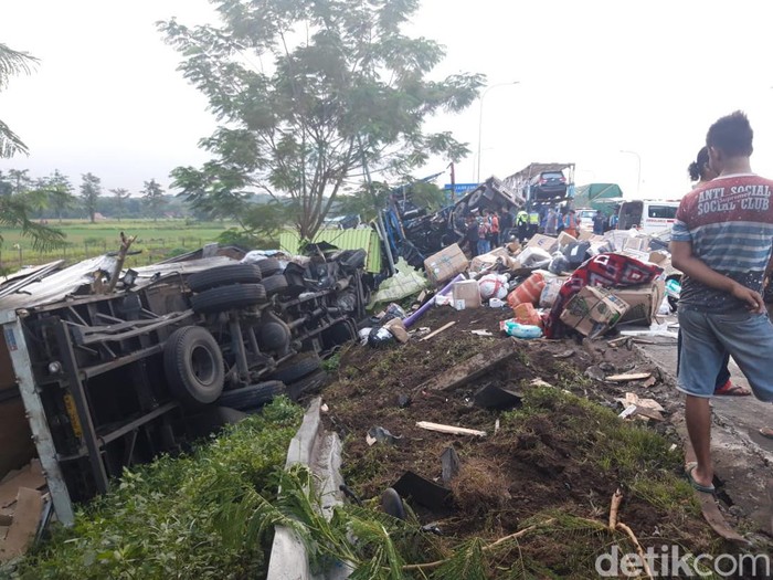 Kecelakaan beruntun di Tol Semarang-Solo, Km 487+600 Boyolali, Jumat (14/4/2023).