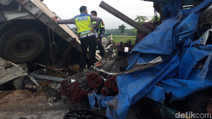 Kecelakaan beruntun di Tol Semarang-Solo, Km 487+600 Boyolali, Jumat (14/4/2023).