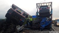 Alat berat dikerahkan untuk mengangkat truk-truk yang terguling dari lokasi kecelakaan. Foto: Jarmaji/detikJateng 