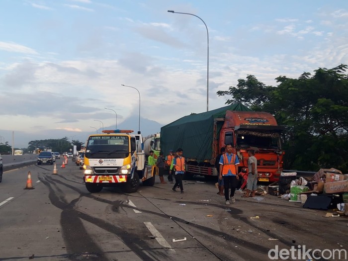 Kecelakaan beruntun di Tol Semarang-Solo, Km 487+600 Boyolali, Jumat (14/4/2023).