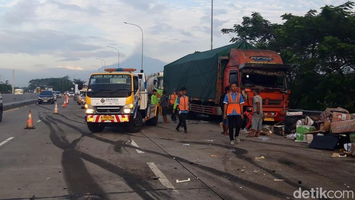 Kecelakaan beruntun di Tol Semarang-Solo, Km 487+600 Boyolali, Jumat (14/4/2023).