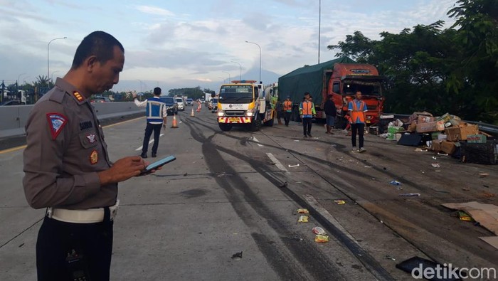 Kecelakaan beruntun di Tol Semarang-Solo, Km 487+600 Boyolali, Jumat (14/4/2023).