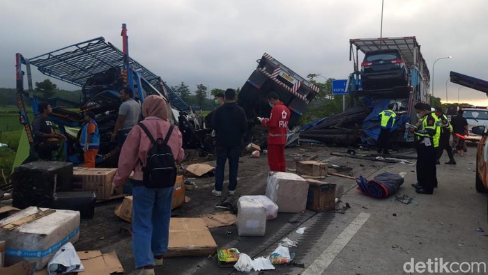 Kecelakaan beruntun di Tol Semarang-Solo, Km 487+600 Boyolali, Jumat (14/4/2023).