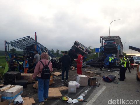 Kecelakaan beruntun di Tol Semarang-Solo, Km 487+600 Boyolali, Jumat (14/4/2023).