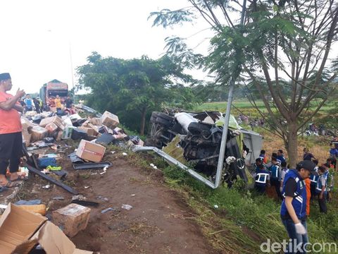 Kecelakaan beruntun di Tol Semarang-Solo, Km 487+600 Boyolali, Jumat (14/4/2023).