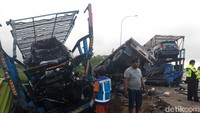 Sebelumnya diberitakan kecelakaan ini menewaskan 6 orang. Pukul 11.00 WIB, Kapolres Boyolali AKBP Petrus Parningotan Silalahi mengatakan korban meninggal bertambah, total jadi 8 orang. Foto: Jarmaji/detikJateng 