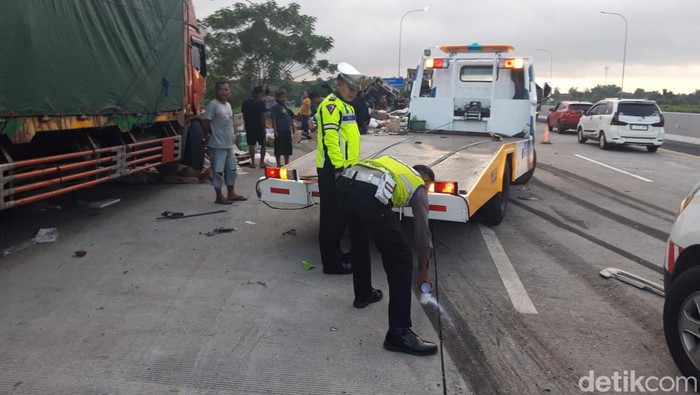 Kecelakaan beruntun di Tol Semarang-Solo, Km 487+600 Boyolali, Jumat (14/4/2023).