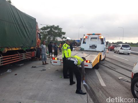 Kecelakaan beruntun di Tol Semarang-Solo, Km 487+600 Boyolali, Jumat (14/4/2023).