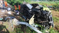 Petugas mengevakuasi truk yang mengalami kecelakaan di Jalan Tol Semarang-Solo KM 487, Boyolali, Jawa Tengah, Jumat (14/4/2023). 