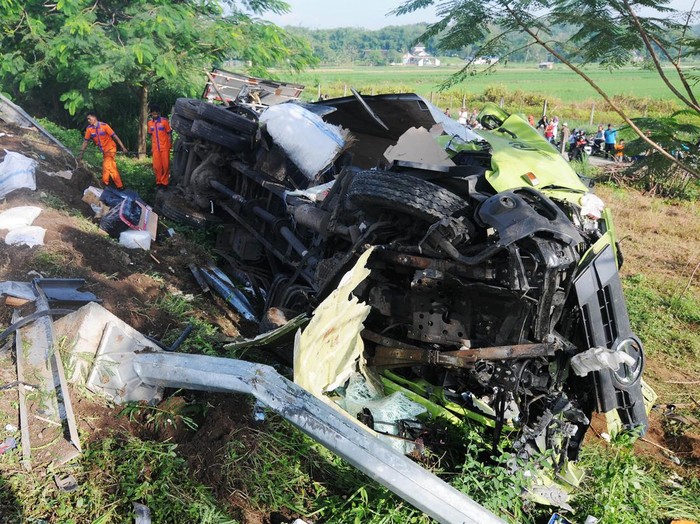 Petugas mengatur arus lalu lintas di sekitar lokasi terjadinya kecelakaan di Jalan Tol Semarang-Solo KM 487, Boyolali, Jawa Tengah, Jumat (14/4/2023). Berdasarkan data sementara Polda Jawa Tengah, kecelakaan yang melibatkan delapan kendaraan tersebut mengakibatkan enam orang meninggal dunia. ANTARA FOTO/Aloysius Jarot Nugroho/nym.