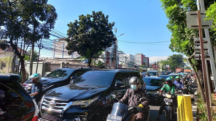 Kemacetan sejak pertigaan TMP Kalibata, Jalan Raya Pasar Minggu hingga perempatan Patung Dirgantara (Pancoran), Jalan Gatot Subroto, Jumat (14/4/2023).