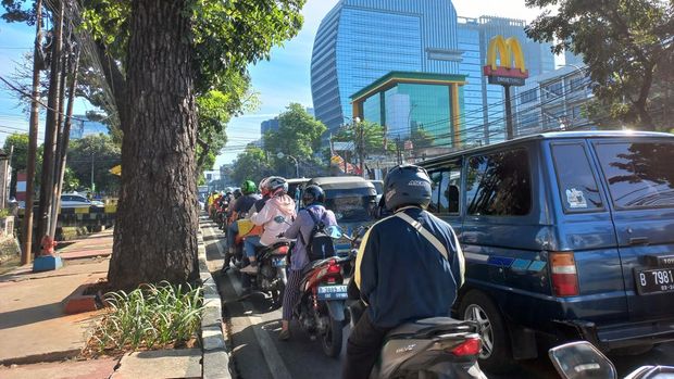 Kemacetan sejak pertigaan TMP Kalibata, Jalan Raya Pasar Minggu hingga perempatan Patung Dirgantara (Pancoran), Jalan Gatot Subroto, Jumat (14/4/2023).